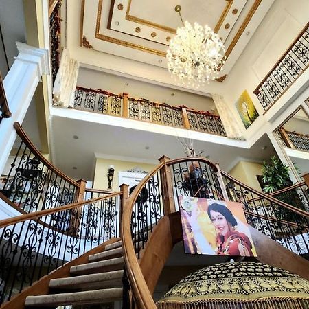 Empress Palace Hotel Суррей Экстерьер фото
